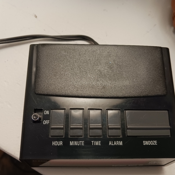 Vintage Equity Solid State Mini Clock Radio - Picture 2 of 4